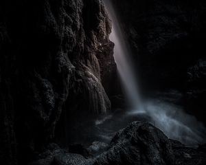 Превью обои водопад, скала, пещера, темный