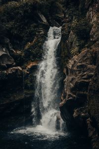 Превью обои водопад, скала, ручей, вода, брызги