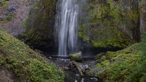 Превью обои водопад, скала, вода, брызги, мох