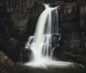 Превью обои водопад, скала, вода, поток, природа, долгая выдержка