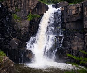 Превью обои водопад, скала, вода, поток, природа, пейзаж