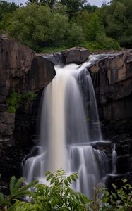 Превью обои водопад, скала, вода, кусты, пейзаж