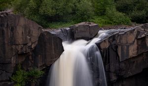 Превью обои водопад, скала, вода, кусты, пейзаж