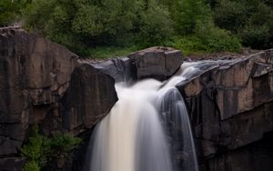 Превью обои водопад, скала, вода, кусты, пейзаж