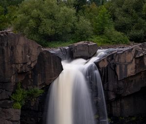 Превью обои водопад, скала, вода, кусты, пейзаж