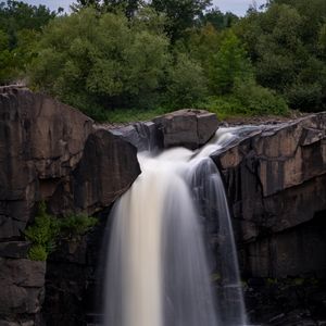 Превью обои водопад, скала, вода, кусты, пейзаж