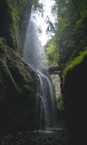 Превью обои водопад, скалы, деревья, растительность, лес