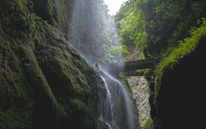 Превью обои водопад, скалы, деревья, растительность, лес