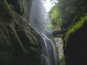 Превью обои водопад, скалы, деревья, растительность, лес