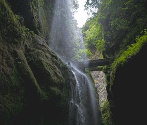 Превью обои водопад, скалы, деревья, растительность, лес