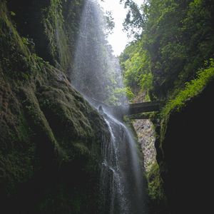 Превью обои водопад, скалы, деревья, растительность, лес