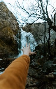 Превью обои водопад, скалы, деревья, рука