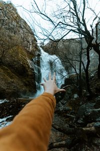 Превью обои водопад, скалы, деревья, рука