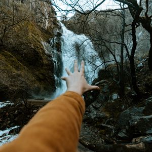 Превью обои водопад, скалы, деревья, рука