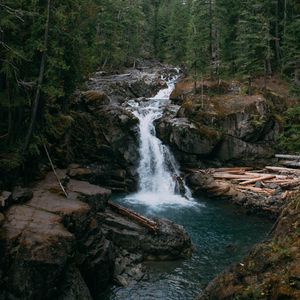 Превью обои водопад, скалы, деревья, лес, пейзаж, природа