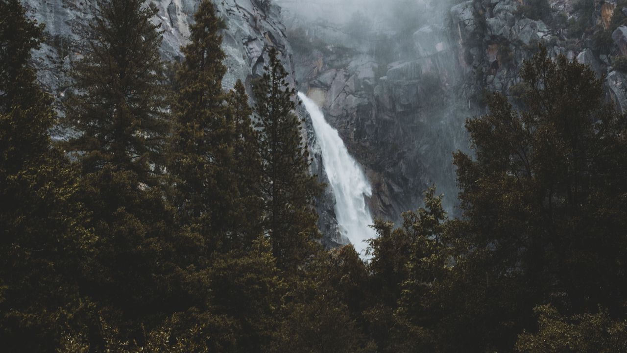 Обои водопад, скалы, деревья, туман, пейзаж