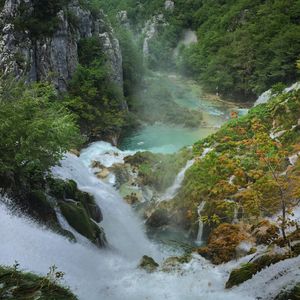 Превью обои водопад, скалы, деревья, обрыв, пейзаж