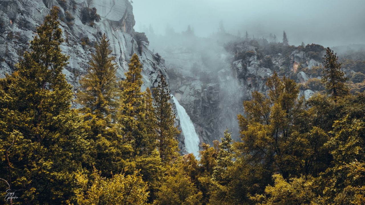 Обои водопад, скалы, горы, деревья, пейзаж, туман