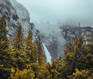 Превью обои водопад, скалы, горы, деревья, пейзаж, туман