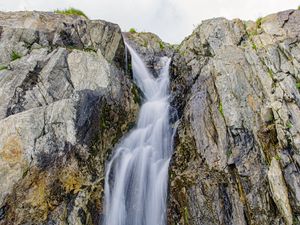 Превью обои водопад, скалы, камни, каменный, небо