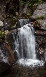 Превью обои водопад, скалы, камни, поток, мох, растения