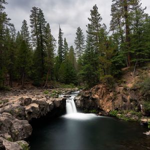 Превью обои водопад, скалы, камни, деревья