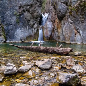 Превью обои водопад, скалы, камни, бревно, вода