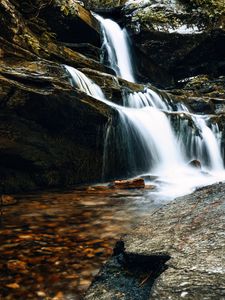 Превью обои водопад, скалы, камни, вода, каскад, брызги