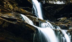 Превью обои водопад, скалы, камни, вода, каскад, брызги