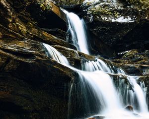 Превью обои водопад, скалы, камни, вода, каскад, брызги