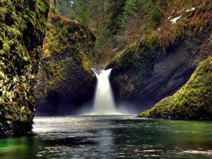 Превью обои водопад, скалы, мох, озеро, жутко