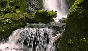 Превью обои водопад, скалы, пейзаж, брызги