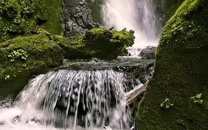 Превью обои водопад, скалы, пейзаж, брызги