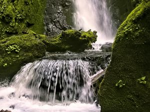 Превью обои водопад, скалы, пейзаж, брызги