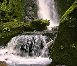 Превью обои водопад, скалы, пейзаж, брызги