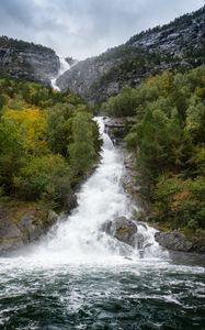 Превью обои водопад, скалы, пейзаж, деревья