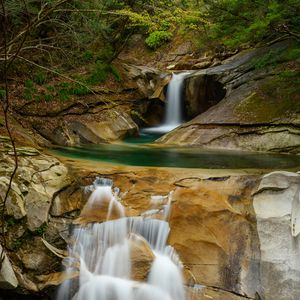 Превью обои водопад, скалы, поток, брызги, деревья