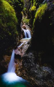 Превью обои водопад, скалы, поток, вода, трава