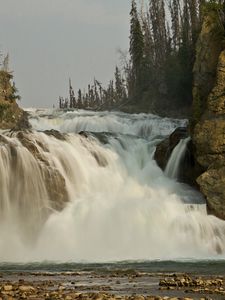 Превью обои водопад, скалы, поток, пасмурно, тучи, грязный