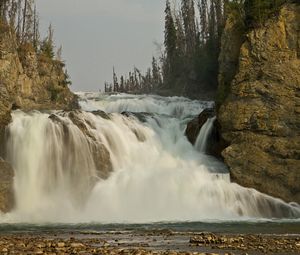 Превью обои водопад, скалы, поток, пасмурно, тучи, грязный