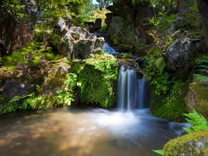 Превью обои водопад, скалы, растительность, невинность