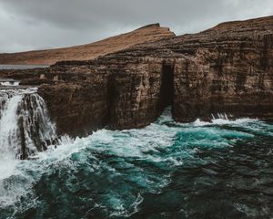 Превью обои водопад, скалы, течение, пена, ватнавегур, фарерские острова