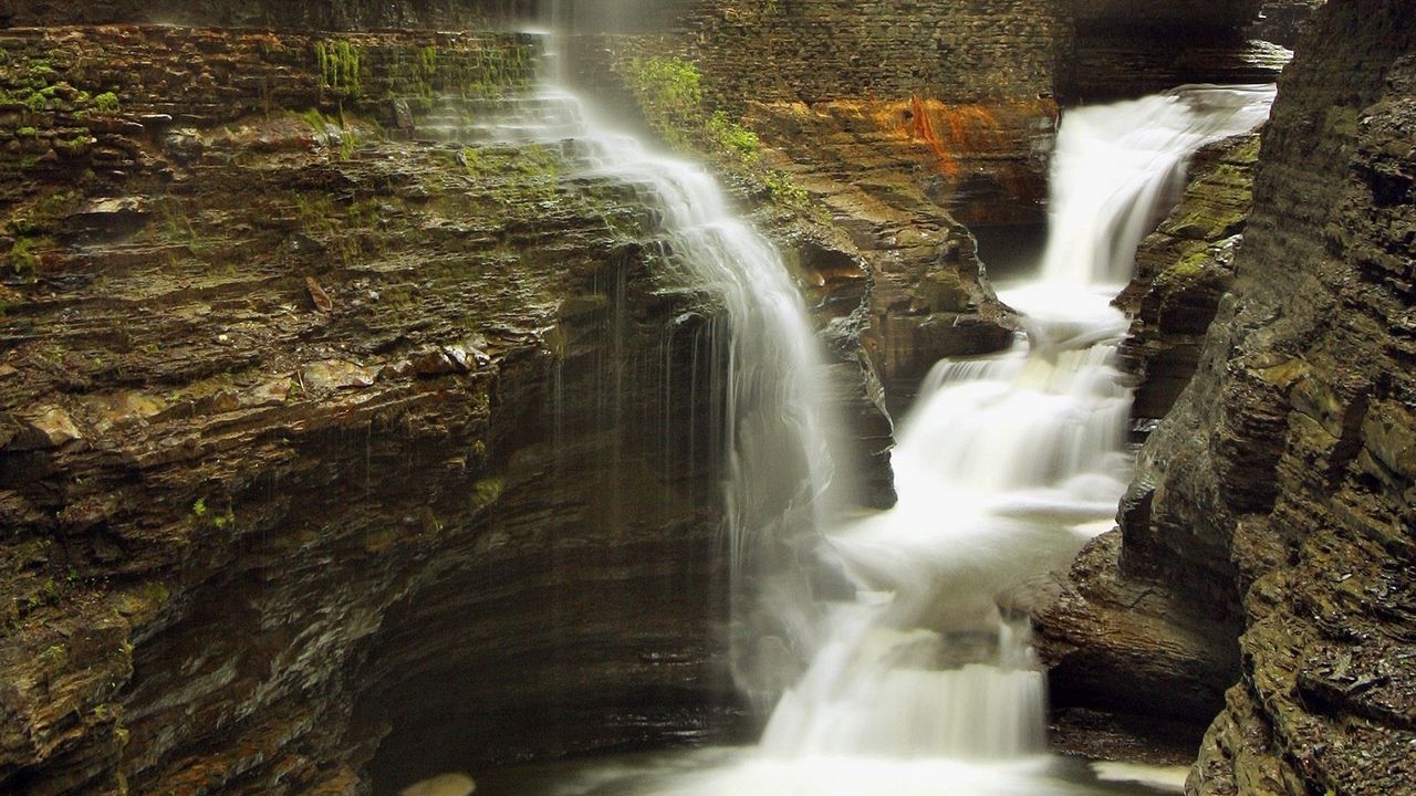 Обои водопад, скалы, ущелье, мох, вода, струя, поток, сырость, влажность