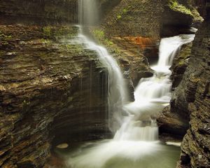 Превью обои водопад, скалы, ущелье, мох, вода, струя, поток, сырость, влажность