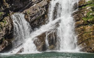 Превью обои водопад, скалы, вода, брызги, камни