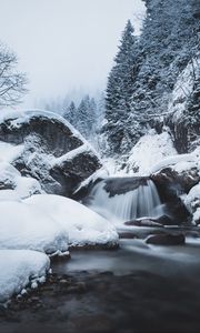 Превью обои водопад, снег, зима, деревья, течение