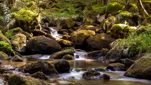 Превью обои водопад, течение, камни, мох, глыбы