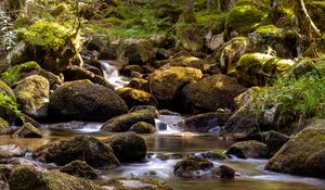 Превью обои водопад, течение, камни, мох, глыбы