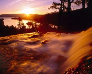Превью обои водопад, течение, поток, вечер, солнце, горизонт, очертания