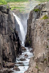 Превью обои водопад, ущелье, камни, брызги, склон